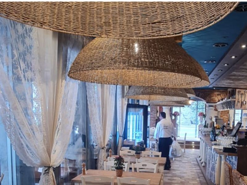 LUGANO RESTAURANT — NATURAL ELEMENTS. MAKING IDEAS TANGIBLE | COLLABORATION. The project called for two woven elements in the same material: a ceiling canopy above the bar counter and two large pendant lights, each measuring 1.6 m in diameter.